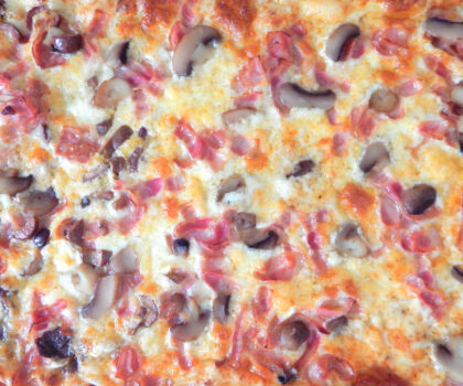 Σπιτική πίτσα: βάση και προτάσεις σερβιρίσματος
